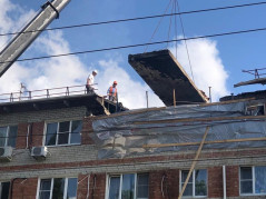 В доме на Клинической возобновили демонтаж крыши