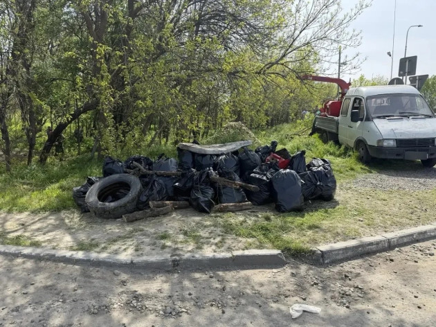 Солнечная погода + сплочённая команда = субботник в действии!